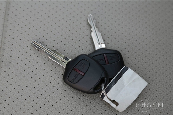 2013款 3.0L 自動兩驅豪華版