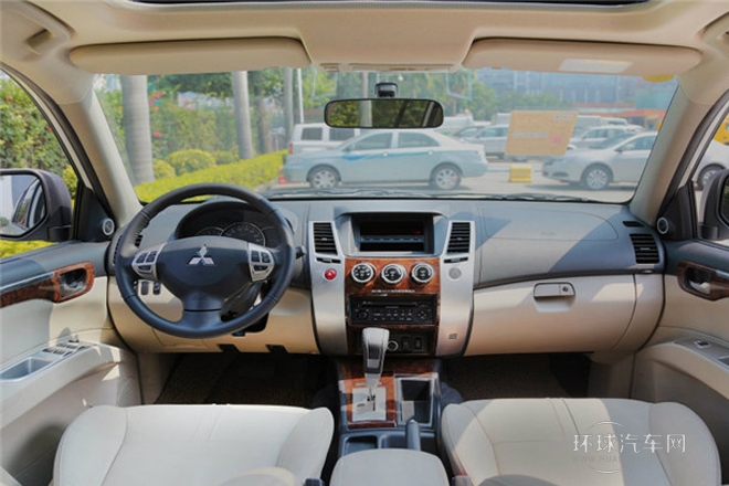 2013款 3.0L 自動兩驅豪華版