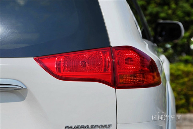 2013款 3.0L 自動(dòng)兩驅(qū)豪華版