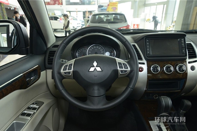 2013款 3.0L 自動(dòng)四驅(qū)旗艦版