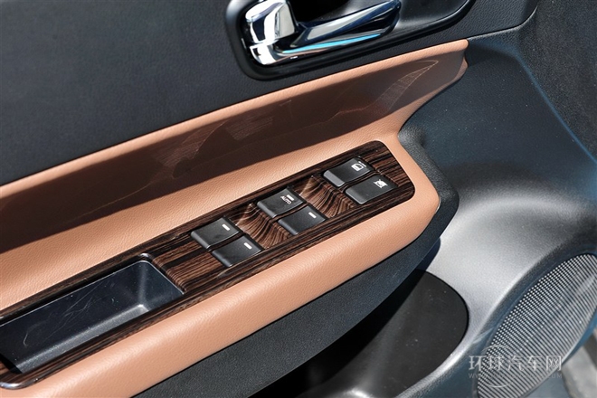 2015款 1.8T 自動兩驅(qū)豪華版