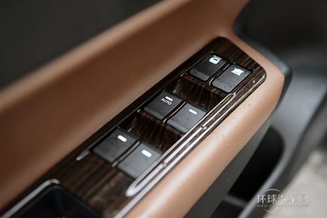 2015款 1.8T 自動(dòng)兩驅(qū)至尊版