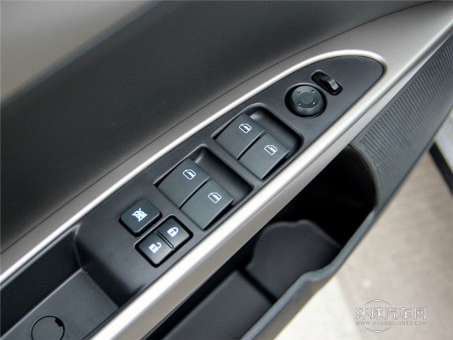 2014款 CROSS 1.5L 手動智驅尊逸型