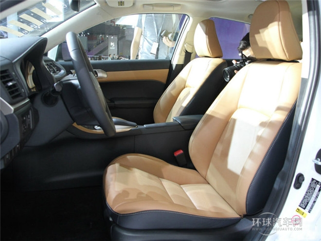 2014款 200h 1.8L 自動 領先版（單色）