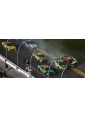 納斯卡沖刺賽激戰正酣 數車相撞無比慘烈