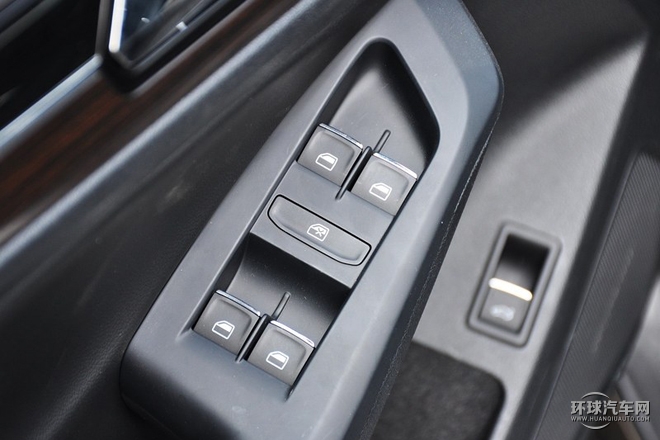 2015款 230TSI 自動豪華型