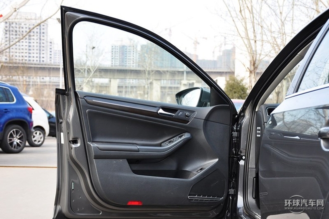 2015款 230TSI 自動豪華型