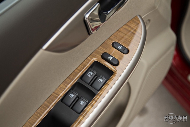 2015款 1.5L 自動尊享型