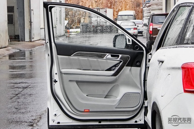 2015款 2.0T 手動兩驅尊貴型