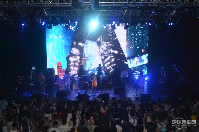 “橙就鋒尚”高爾夫R-Line與后海大鯊魚激情演繹時尚動感魅力