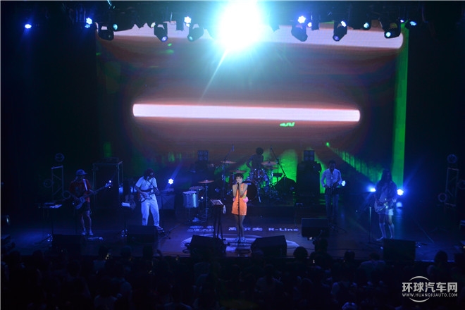 “橙就鋒尚”高爾夫R-Line與后海大鯊魚激情演繹時尚動感魅力