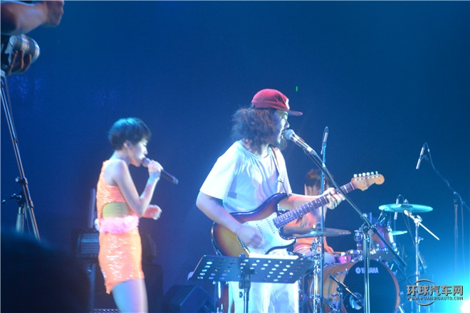 “橙就鋒尚”高爾夫R-Line與后海大鯊魚激情演繹時尚動感魅力