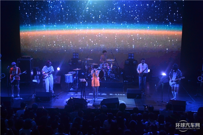 “橙就鋒尚”高爾夫R-Line與后海大鯊魚激情演繹時(shí)尚動(dòng)感魅力