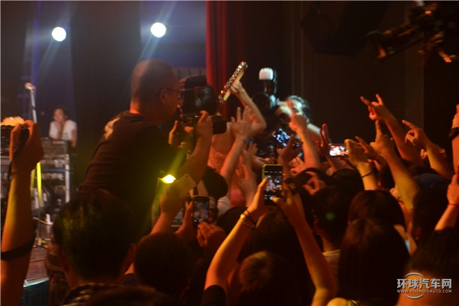 “橙就鋒尚”高爾夫R-Line與后海大鯊魚激情演繹時尚動感魅力