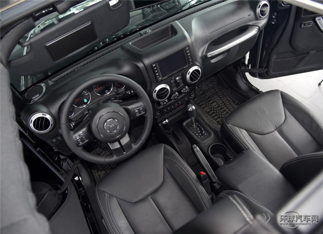 2015款 3.0L 四門舒享版 Sahara