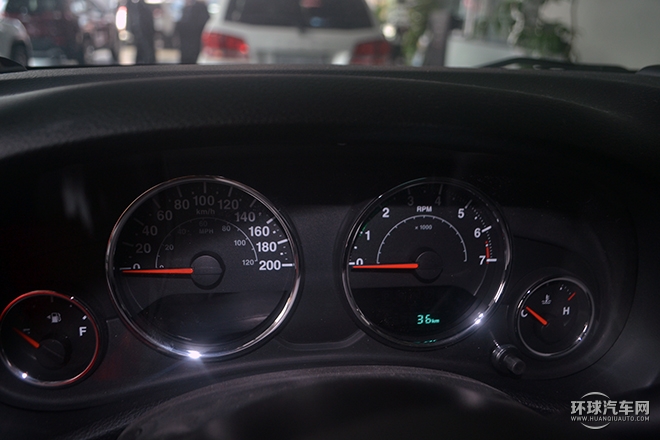 2015款 3.0L 四門舒享版 Sahara