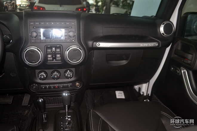 2015款 3.0L 四門舒享版 Sahara