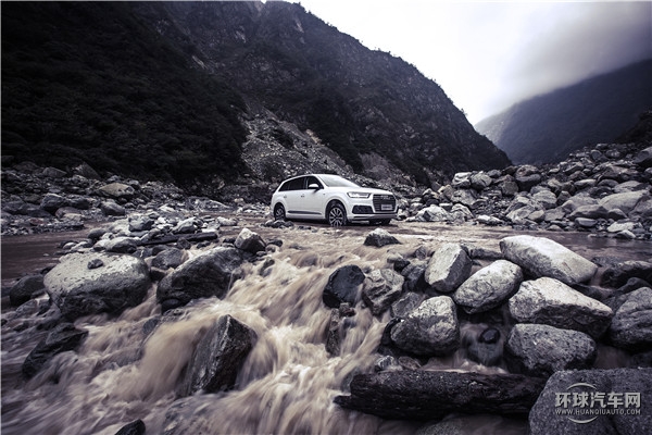 全新奧迪Q7“偉大，不止”成都至臥龍?jiān)囻{