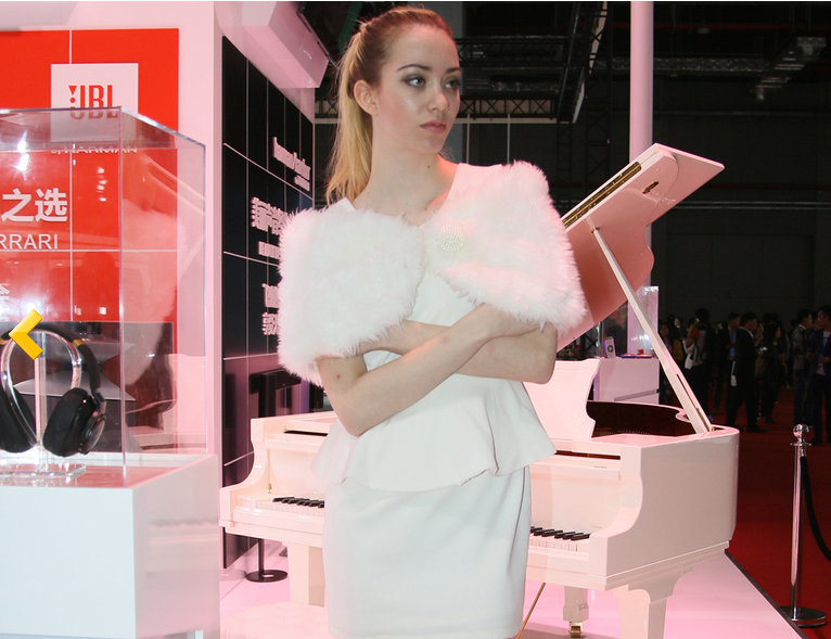 洋妞禮儀皮草加身站臺(tái)顯疲憊