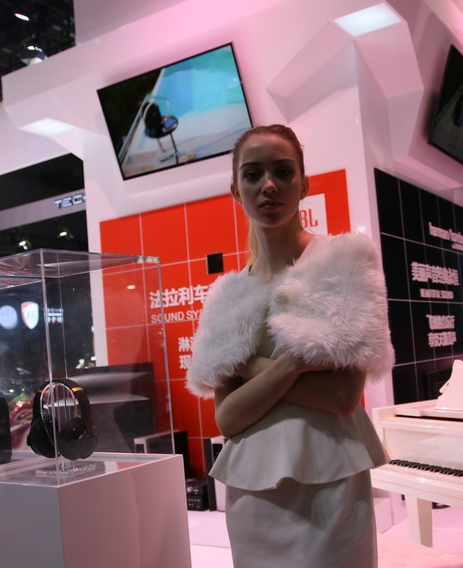 洋妞禮儀皮草加身站臺(tái)顯疲憊