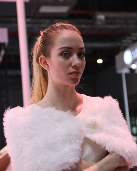 洋妞禮儀皮草加身站臺顯疲憊