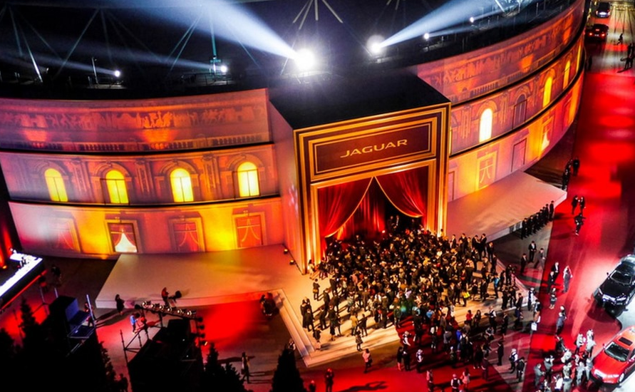 貝克漢姆現身捷豹發布會 引發現場尖叫