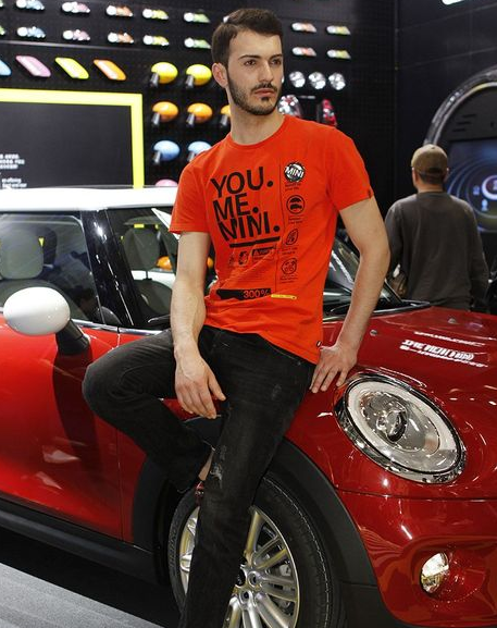 男人嫉妒女人尖叫 車展男模誘惑全場