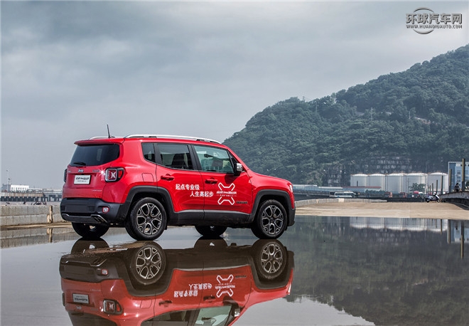 Jeep自由俠官方圖片