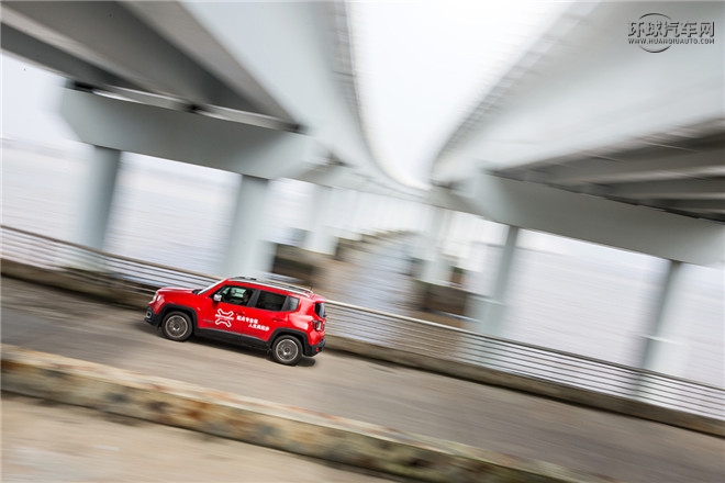 Jeep自由俠官方圖片