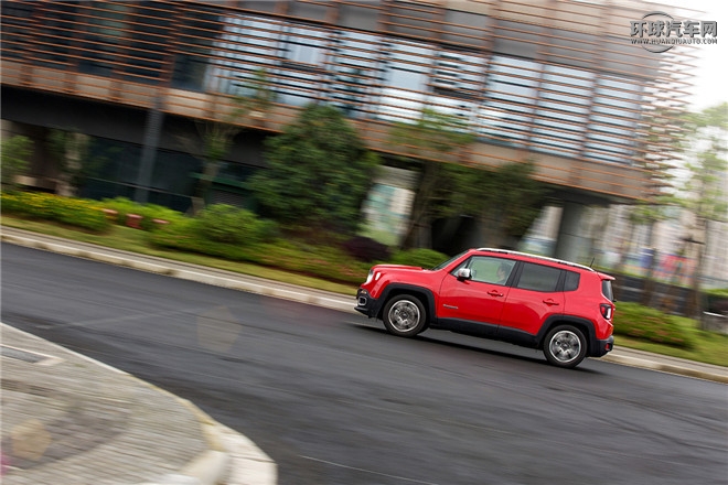 Jeep自由俠官方圖片