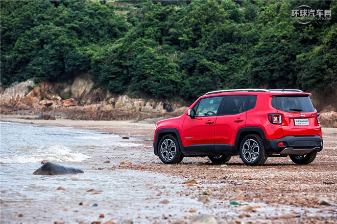 Jeep自由俠官方圖片