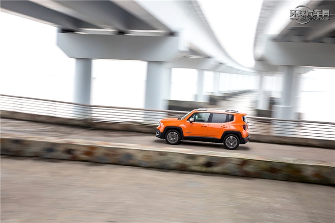 Jeep自由俠官方圖片