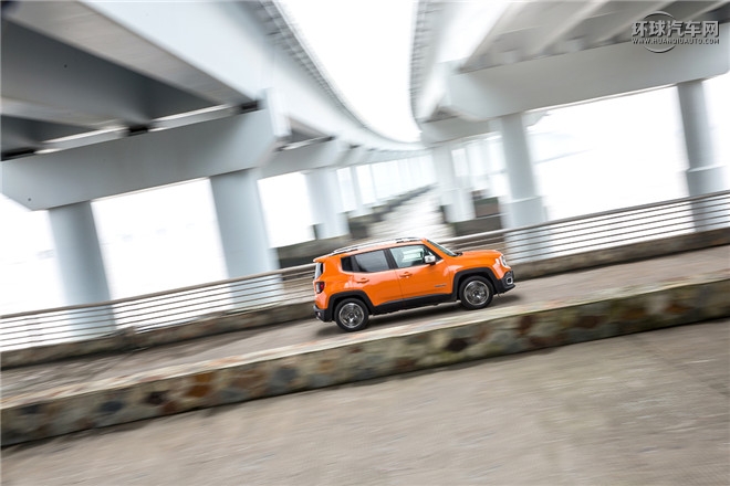 Jeep自由俠官方圖片