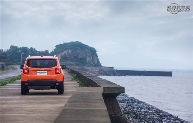 Jeep自由俠官方圖片