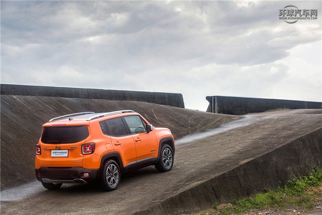 Jeep自由俠官方圖片